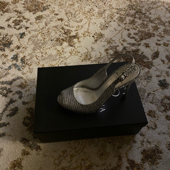 New Adrianna Papell silver heels - Picture 2 of 3